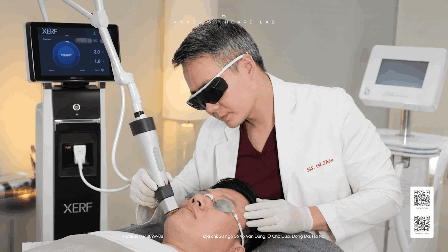 Bác sĩ và bệnh nhân đang điều trị Xerf tại Amass